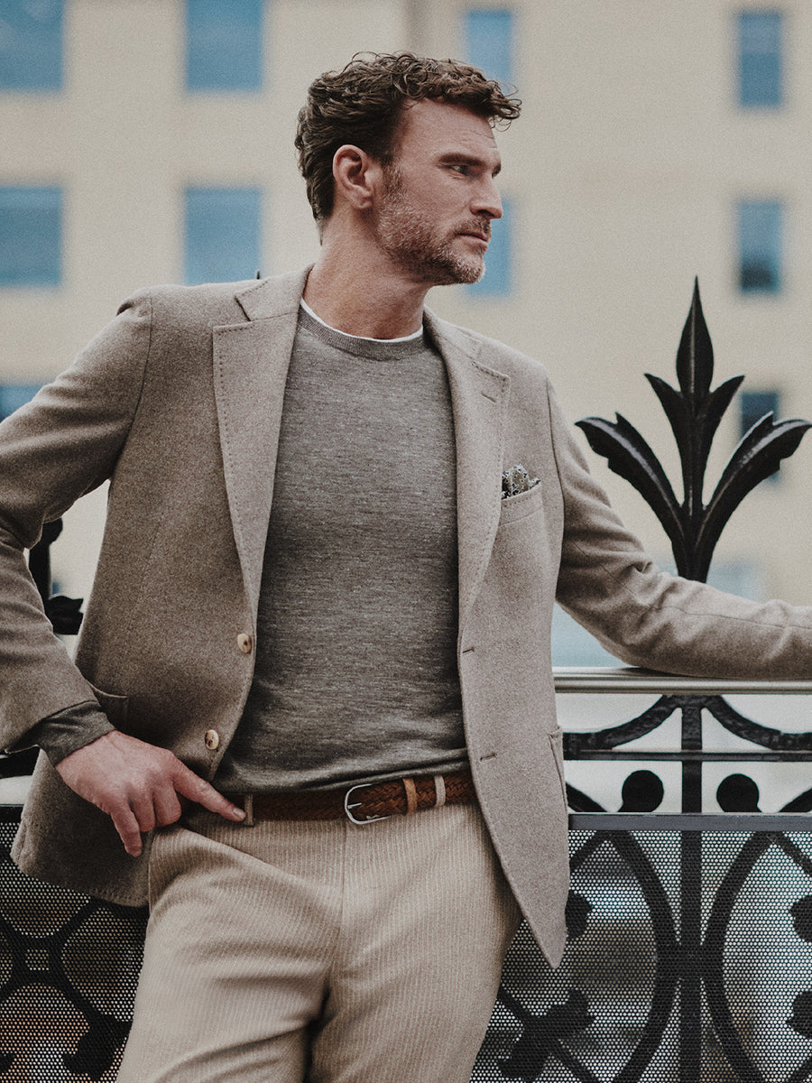 Heritage Gold relaxed tailoring on a terrace